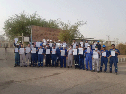 اهتزاز چندباره پرچم اعتراض متشکل در نفت