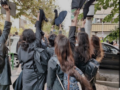 دختران دانش‌آموز در صف مقدم منهدم‌کنندگان استحکامات حکومت دینی