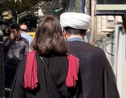 زنان در تلاشی مضاعف برای عبور کامل از حجاب اجباری
