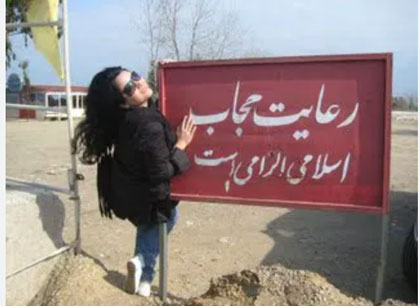 زمینگیر شدن جمهوری اسلامی در رودررویی با زنان