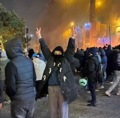 جنبش سیاسی سراسری، سلطنت و آلترناتیو انقلابی